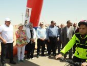وزيرة البيئة ومحافظ الوادى الجديد يطلقان شارة بدء ماراثون الدراجات.. صور 