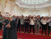 محافظ بورسعيد والأهالي يؤدون صلاة الجنازة على شقيقة اللواء أشرف عطية.. لايف وصور