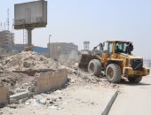 نظافة القاهرة ترفع تراكمات القمامة والأتربة بطول طريق الأوتوستراد.. صور 