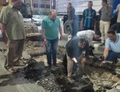 إصلاح هبوط أرضى بطريق كوبرى جامعة الزقازيق بسبب تسريب مياه.. صور