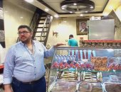 اليوم السابع فى جولة بسوق السمك فى الإسكندرية.. "الكافيار" أكلة المليونيرات تبدأ من 80 جنيها فقط.. صاحب محل سمك: الكيلو البلدي بـ 900 جنيه وبطارخ الرنجة بـ 240.. وفسخانى: السمك البوري يتصدر مبيعات الأسماك.. صور