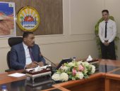 محافظ مطروح يعقد الاجتماع الدورى لخدمة المواطنين ويستمع لشكاواهم 