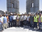 محافظ مطروح يسلم وثيقة التأمين هدية الرئيس للعمالة غير المنتظمة.. صور