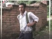 على ساق واحدة.. طالب هندى يمشى 2 كيلو يوميا للوصول لمدرسته.. فيديو