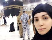 القصة الكاملة لاعتناق ديانا حداد الإسلام وظهورها بالحجاب أمام الكعبة