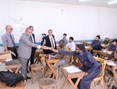 رئيس جامعة الأزهر يوزع مياها مثلجة على الطلاب بامتحانات كلية الدراسات الإسلامية