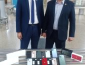 ضبط محاولة تهريب هواتف آيفون بحوزة راكب قادم من الشارقة بمطار القاهرة