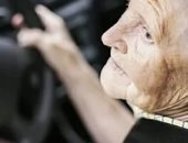 السلطات الإيطالية توافق على تجديد رخصة قيادة سيارة لسيدة عمرها 100 عام.. صور 