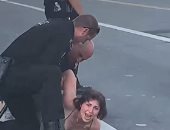 شرطى أمريكى يعتدى بوحشية على فتاة اقتربت من موكب الرئيس بايدن.. صور