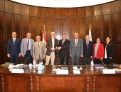 رئيس جامعة الإسكندرية يستقبل مسئول مجموعة المناخ بجامعة كامبردج الأمريكية