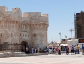 إقبال المواطنين على قلعة قايتباى بالإسكندرية رغم ارتفاع درجات الحرارة.. صور