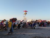 إقبال كبير من المصيفين على شواطئ رأس البر هربا من حرارة الشمس.. بث مباشر