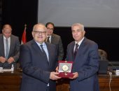 رئيس جامعة القاهرة يكرم 18 قيادة إدارية سابقة خلال اجتماع مجلس الجامعة