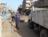 عمال النظافة يتحدون لهيب الشمس في شوارع كفر الشيخ.. صور