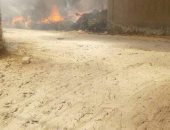 حريق ضخم يلتهم كمية من قش الأرز وسيارتين بالقصاصين في الإسماعيلية.. صور