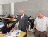 رئيس جامعة بنها يتفقد لجان الامتحانات بـ 6 كليات.. صور