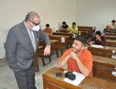 رئيس جامعة حلوان يتفقد امتحانات كلية الآداب ومبنى الاختبارات الإلكترونية 