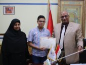 وكيل تعليم بنى سويف يكرم الفائز بالمركز الأول فى معرض صعيد مصر للعلوم