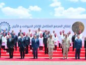 الرئيس السيسي يلتقط صورا تذكارية مع المشاركين بافتتاح المجمع المتكامل بالسادات