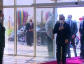 الرئيس السيسي يصل مقر افتتاح مشروعات مجمع الإنتاج الحيوانى والألبان بالسادات
