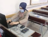 وزير التعليم يهنئ أول طالبة كفيفة تجتاز اختبارات الإعدادية بالكمبيوتر بمجموع 265.5