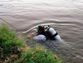 قوات الإنقاذ النهرى تحاول استخراج طفل غرق بالدقهلية رغم ارتفاع منسوب المياه.. صور