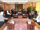 محافظ الفيوم يبحث آليات تنفيذ مشروعات تمكين المرأة بقرى إطسا ويوسف الصديق