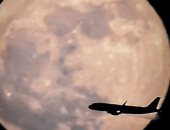 "سامى" يشارك بلقطة للقمر فى السماء أثناء مرور طائرة أمامه