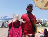 "محمد" بيبيع ملابس على شواطئ رأس البر من 12 سنة عشان يكسب بالحلال.. فيديو