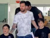 ميسي وأسرته في برشلونة لقضاء العطلة الصيفية.. فيديو 