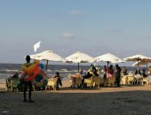 الكرسى بـ5 جنيهات.. شاهد استمتاع الأهالى بالصيف على شاطئ محافظة بورسعيد