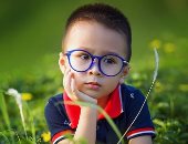 4 خطوات تساعد طفلك على التأقلم مع ارتداء النظارة الطبية