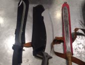 ضبط راكب أجنبى بمطار القاهرة حاول تهريب أسلحة بيضاء وطائرة محظورة.. صور