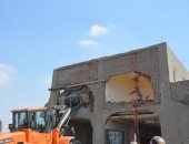محافظ القليوبية يتابع أعمال إزالة مبنى مخالف بقرية سرياقوس بالخانكة