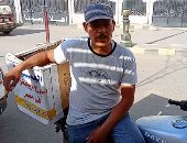 الدليفرى الحر.. عماد فكر خارج الصندوق واشترى دراجة نارية ونفذ مشروعه "لايف"