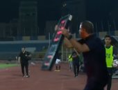 شاهد محمد عودة يؤدى دور الحكم الرابع لإجراء تغييرات بلقاء الإسماعيلى والمقاولون