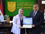 رئيس جامعة الإسكندرية يكرم "آمال فرغلى" الأم المثالية على مستوى المحافظة