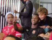 أليو ديانج برفقة زوجته فى مدرجات استاد السلام لدعم الأهلى قبل القمة.. صور