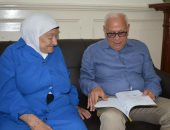محافظ بورسعيد يهدي أقدم عاملة بمدرسة "سانت ماري" رحلة عمرة 