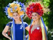 فراشات وزهور..  تصميمات القبعات النسائية بسباق الخيل فى لندن تخطف الأنظار