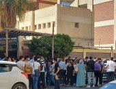 الضحكة الحلوة تكسو وجوه طلاب الثانوية العامة بالمحافظات فى أول أيام الامتحانات.. "الدين والوطنية" فى مستوى الطالب المتوسط ولا شكاوى منهما.. وأولياء الأمور: نتمنى أن تمر باقى الاختبارات بسلام.. صور وفيديو