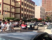 توافد طلاب الثانوية العامة على اللجان لأداء امتحان الاقتصاد والإحصاء