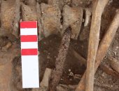 اكتشاف رفات 141 شخصًا وأدوات ماكياج في مقبرة أنجلو ساكسونية ببريطانيا.. فيديو