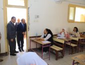 محافظ سوهاج يتفقد عددا من لجان الثانوى العام.. ويطمئن على انتظام سير الامتحانات