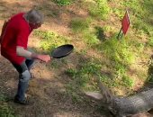 صاحب مطعم فى أستراليا يهزم تمساحا ضخما بـ"طاسة".. فيديو وصور