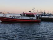 نزول الغواصين لتحديد مكان تواجد السيارة الغارقة فى مياه قناة السويس ببورسعيد