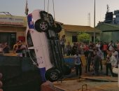 انتشال السيارة الغارقة بمرسى بورسعيد للمعديات وإنقاذ سائقها.. صور