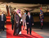 الرئيس السيسى يستقبل ولى العهد السعودى بمطار القاهرة الدولى
