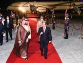 الرئيس السيسي يستقبل ولى العهد السعودى في مطار القاهرة الدولى.. صور