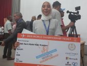 مدير "تعليم السويس" يهنئ طالبة بعد تصعيدها لتمثيل مصر بمسابقة "مايكروسوفت" بأمريكا